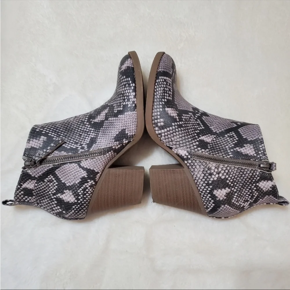 Universal Thread Snake Skin Booties - Picture 3 of 7